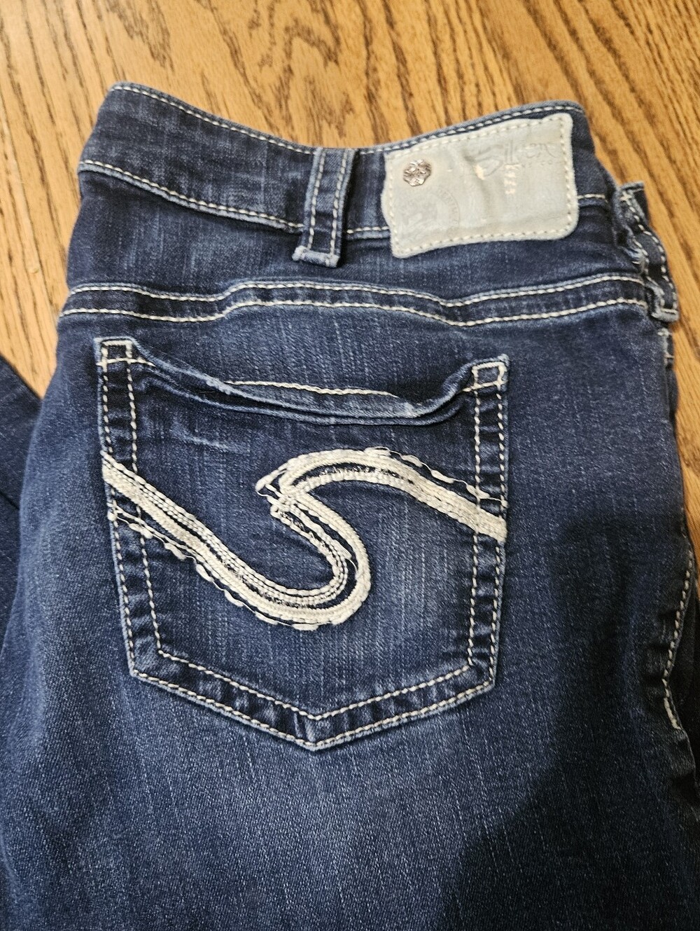 Silver Wimens Dark Blue Denim Jean Capris. - Picture 2 of 9